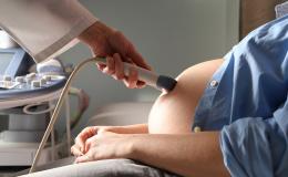 Kobieta w zaawansowanej ciąży podczas badania USG